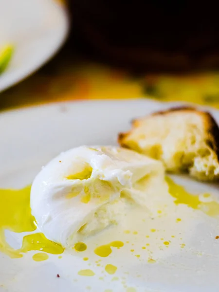 Taze Burrata Peyniri Zeytinyağı Ekmek Tatmak Için Tipik Apulian Yemeği — Stok fotoğraf