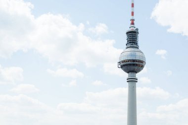 Fernsehturm 'un gümüş topunun detayları, Berlin, Almanya' da mavi bulutlu gökyüzü ile ünlü bir simge ve TV antenidir.