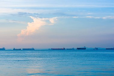 Kargo gemileri ve petrol tankerleri Singapur 'da Singapur Dümeni boyunca demirledi.