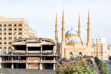 BEIRUT, LEBANON - 9 Mar 2018: The Egg sinema binası ve Lübnan Beyrut şehir merkezindeki Al-Amine mavi camisi