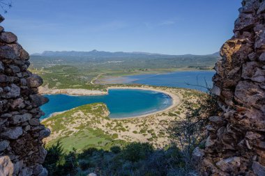Yaşlı Navarino Şatosu Gialova, Moreloponnese, Yunanistan 'daki Pylos yarım ay körfezine bakıyor.