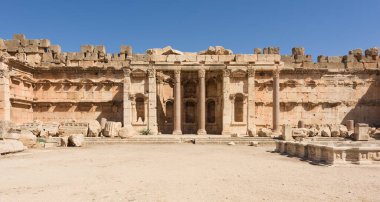 Jüpiter Baal tapınağının iç avlusu. Lübnan 'daki Bekaa Vadisi' ndeki Baalbek Unesco Miras Alanı 'nda sütun ve duvar kalıntılarını gösteriyor.
