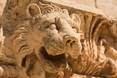 Lübnan 'ın Baalbek miras alanı Jüpiter' deki antik Roma tapınağının en üst başkentine aslan kafası oyulmuş..