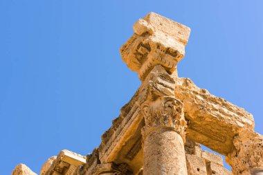 Baalbek miras alanı Lübnan 'daki Baküs antik Roma tapınağında oyulmuş süsler..