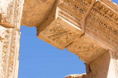 Baalbek miras alanı Lübnan 'daki Baküs antik Roma tapınağında oyulmuş süsler..