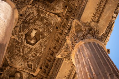 Baalbek miras alanı Lübnan 'daki Baküs antik Roma tapınağında oyulmuş süsler..