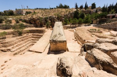 Hamile Kadın Taşı dünyanın en büyük oyulmuş taşıdır ve Baalbek Roma tapınağı kompleksi Lübnan yakınlarındaki taş ocağında tamamlanmamış olarak bulunur.