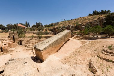 Hamile Kadın Taşı dünyanın en büyük oyulmuş taşıdır ve Orta Doğu, Lübnan 'daki Baalbek Roma tapınağı kompleksi yakınlarındaki taş ocağında tamamlanmamış olarak bulunur.