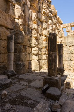 Aşağı Roma tapınağı Niha 'nın kalıntıları, Bekaa Vadisi' nde, Fourzol, Zahle, Lübnan 'da bir dönüm noktası.