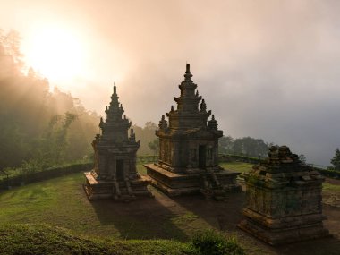 Candi Gedong Songo gün doğumunda. Semarang, Java, Endonezya yakınlarındaki bir volkanda 9. yüzyıl Budist tapınağı kompleksi