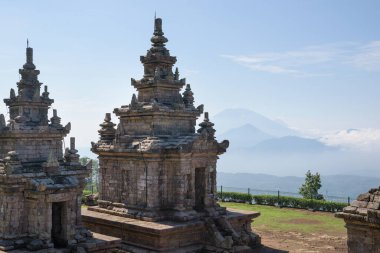 Candi Gedong Songo gün doğumunda. Semarang, Java, Endonezya yakınlarındaki bir volkanda 9. yüzyıl Budist tapınağı kompleksi.