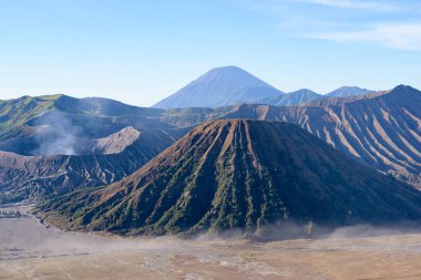 Bromo Dağı volkan krateri, Gunung Batok 'un arkasındaki kalderada patlar ve arka planda Gunung Semeru, Java, Endonezya
