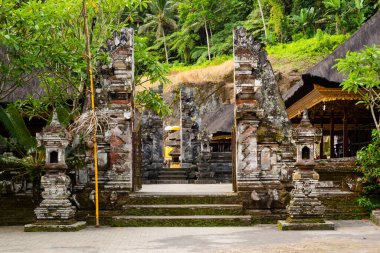 Candi Gunung Kawi Hindu tapınağı Bali, Endonezya 'da oyulmuş stupalar ve su akıntısı ile.