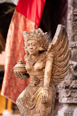 Endonezya, Bali 'deki Pura Kehen Hindu Tapınağı' nın merdiven girişini koruyan taş oymalı iblisler..