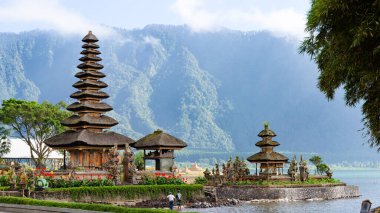 Bedugul, Endonezya - 22 Kasım 2018: Bratan, Bedugul, Bali, Endonezya 'da yüzen Pura Bratan Hindu tapınağının iki kulesi.