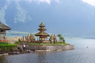 Bratan Gölü, Bedugul, Bali, Endonezya 'da yüzen Pura Bratan Hindu tapınağının iki kulesi..