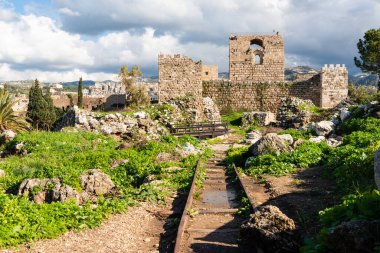 Byblos arkeolojik alanının Panorama 'sı Fenike, Roma ve Haçlı tapınakları ve kale harabeleri.