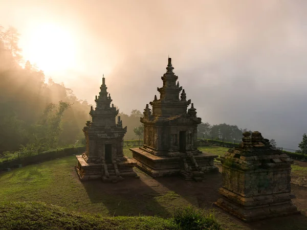 Candi Gedong Songo gün doğumunda. Semarang, Java, Endonezya yakınlarındaki bir volkanda 9. yüzyıl Budist tapınağı kompleksi