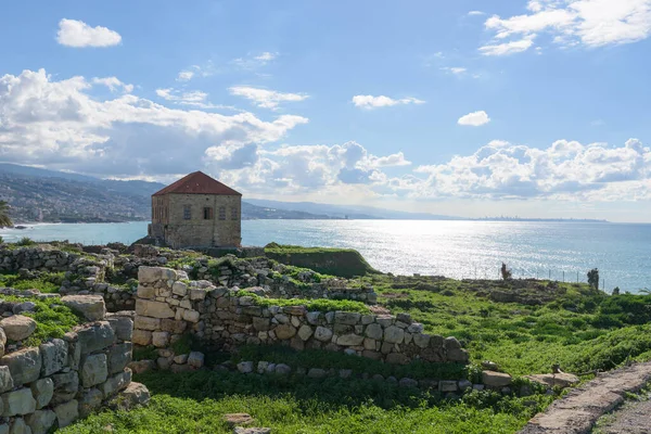 Uma Casa Solitária Fica Nas Ruínas Sítio Arqueológico Byblos Líbano — Fotografia de Stock