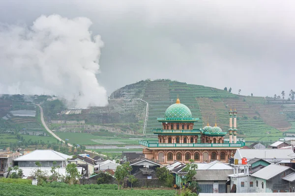 Moské Visas Framför Risfälten Och Svavel Utmattningar Vulkan Dieng Plateau Stockbild