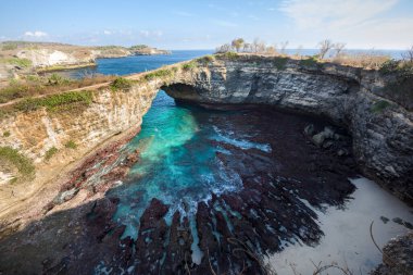 Nusa Penida Adası, Bali, Endonezya 'daki popüler fotoğraf mekanı ve tatil beldesi Broken Beach ve cliff.