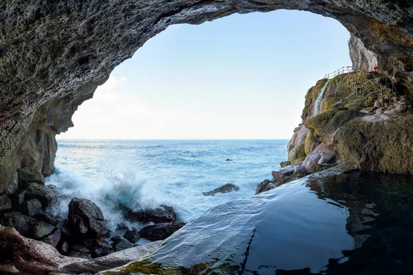 Deniz Mağarası Tatlı Havuzu Çarpan Dalgalarla Peguyangan Şelalesi Bale Tapınağı — Stok fotoğraf