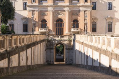 Barberini Sarayı (Palazzo Barberini), sahte perspektif pencereleri, Cortona 'nın boyanmış tavanı ve Bernini' nin Roma, İtalya 'daki helikoidal merdivenleri ile ünlü bir papalık konutudur.