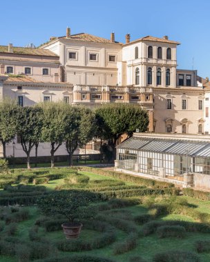 Barberini Sarayı (Palazzo Barberini), sahte perspektif pencereleri, Cortona 'nın boyanmış tavanı ve Bernini' nin Roma, İtalya 'daki helikoidal merdivenleri ile ünlü bir papalık konutudur.