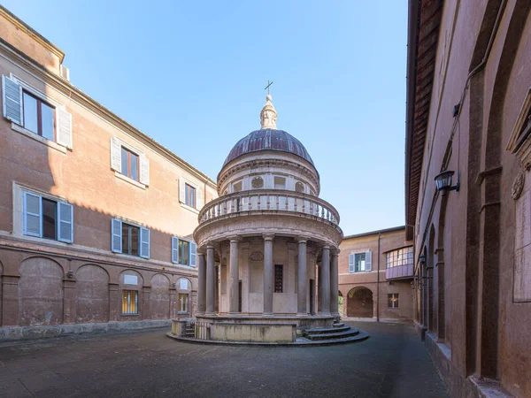 Roma, İtalya - 23 Ocak 2020: Montorio 'daki San Pietro' da Bramante 'nin Tempietto' su İtalyan Rönesansı 'nın Roma, İtalya' daki icadı olarak görüldü.