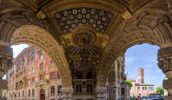 Roma, İtalya 'da 20. yüzyıldan kalma bir Özgürlük Mimari Bölgesi olan Quartiere Coppede' de taş oymalar ve boyanmış desenlerle kemer galerisi tavanının panoramik bileşimi