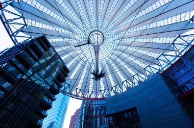 Berlin, Almanya - 9 Kasım 2012: Potsdamer Platz, Berlin 'deki Sony Center' da gece aydınlatılan kantilever cupola ve bitişik binaların Zenith manzarası