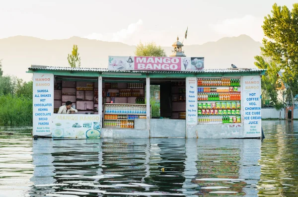 Srinagar India Mayo 2015 Una Tienda Flotante Conveniencia Vende Alimentos — Foto de Stock