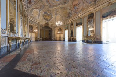 Catania, İtalya - 18 Ocak 2019: Sicilya Barok balo salonu ve resepsiyon salonlu Palazzo Biscari 'nin İçi, Catania, Sicilya, İtalya' da resimler ve süslemelerle süslenmiş