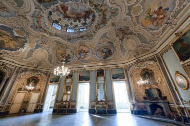 Catania, İtalya - 18 Ocak 2019: Sicilya Barok balo salonu ve resepsiyon salonlu Palazzo Biscari 'nin İçi, Catania, Sicilya, İtalya' da resimler ve süslemelerle süslenmiş