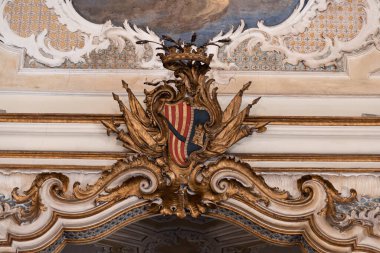 Catania, İtalya - 18 Ocak 2019: Sicilya Barok balo salonu ve resepsiyon salonlu Palazzo Biscari 'nin İçi, Catania, Sicilya, İtalya' da resimler ve süslemelerle süslenmiş
