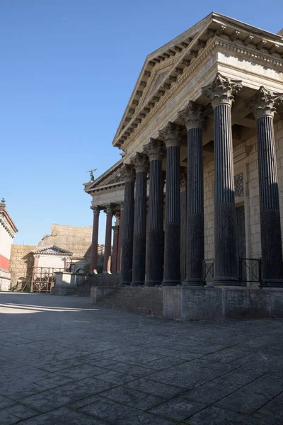 Roma, İtalya - 16 Şubat 2020: Roma, İtalya 'daki efsanevi Cinecitta film stüdyolarında sinema dekorları halka açıktır. Bunlar arasında Kudüs Tapınağı, Roma Forumu ve Floransa 'da bir ortaçağ kilisesi yer alıyor..