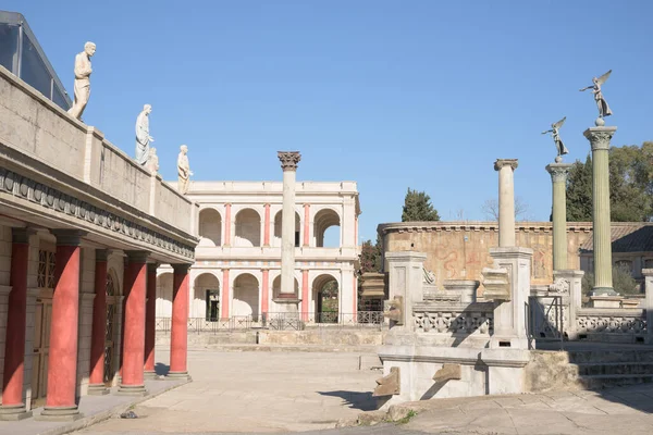 Roma, İtalya - 16 Şubat 2020: Roma, İtalya 'daki efsanevi Cinecitta film stüdyolarında sinema dekorları halka açıktır. Bunlar arasında Kudüs Tapınağı, Roma Forumu ve Floransa 'da bir ortaçağ kilisesi yer alıyor..