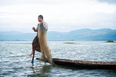 Nyaungshwe, Myanmar - 9 Haziran 2014: Myanmar, Inle Gölü 'nde balıkçıların geleneksel bir becerisidir