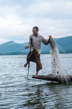 Nyaungshwe, Myanmar - 9 Haziran 2014: Myanmar, Inle Gölü 'nde balıkçıların geleneksel bir becerisidir