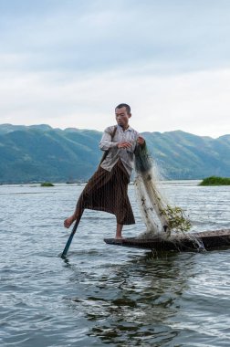 Nyaungshwe, Myanmar - 9 Haziran 2014: Myanmar, Inle Gölü 'nde balıkçıların geleneksel bir becerisidir