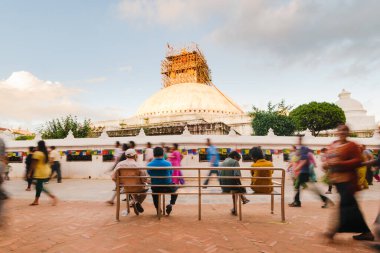 Katmandu, Nepal - 29 Ağustos 2015: Katmandu, Nepal 'de dolunay sırasında Boudhanath stupa' da mola verenler