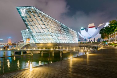 Singapur - 27 Ekim 2015: Louis Vuitton Singapur Adası Maison Marina Sands gezinti güvertesinde başladı. Yapay ada, şehirdeki modernizme bir övgüdür.