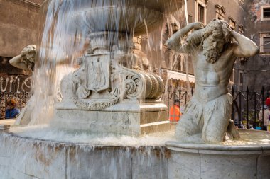 Catania, İtalya - 22 Ocak 2019: İtalya 'nın Sicilya kentindeki Catania şehir merkezinin altından akan yeraltı nehri üzerindeki Amenano çeşmesi ve mermer heykeller