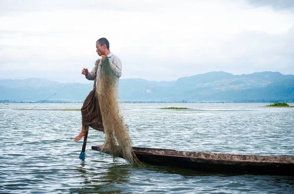 Nyaungshwe Myanmar Června 2014 Pádlování Nohou Při Rybaření Tradiční Dovednost — Stock fotografie