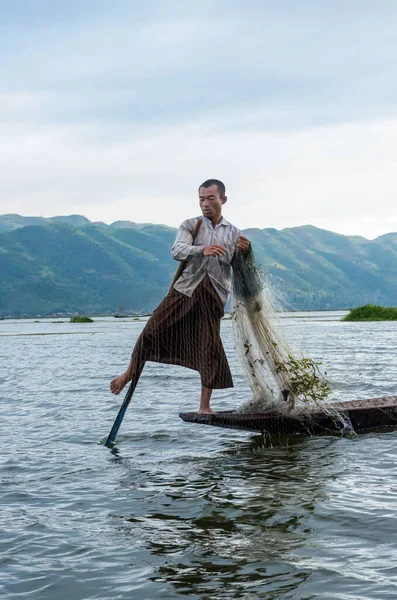 Nyaungshwe Myanmar Jun 2014 Remar Las Piernas Mientras Pesca Una — Foto de Stock