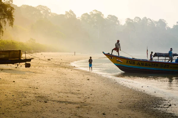 Andaman Island Indie Března 2015 Rybáři Vlečou Svou Loď Úsvitu — Stock fotografie