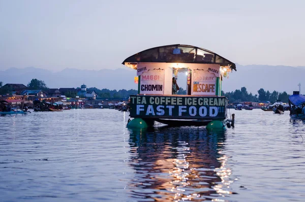 Srinagar India Mayo 2015 Una Casa Flotante Una Tienda Atardecer — Foto de Stock