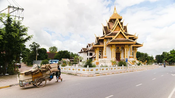 Vientiane Laos Outubro 2015 Uma Mulher Está Empurrando Carrinho Cheio — Fotografia de Stock