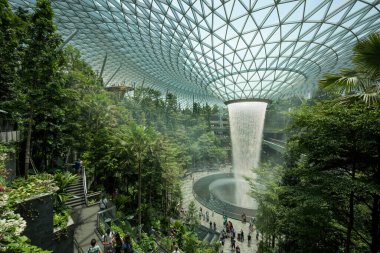 Singapur-30 Aug 2019 Jewel Changi Havalimanı, Singapur 'da kapalı şelalesi, tropikal ormanı, alışveriş merkezleri ve yemegi olan cam bir kubbenin altında bulunan yeni bir terminal binasıdır.