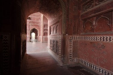 Agra, Hindistan - 5 Mayıs 2015: Tac Mahal ana camisinde dekore edilmiş koridorlar ve koridorlar, Agra, Hindistan